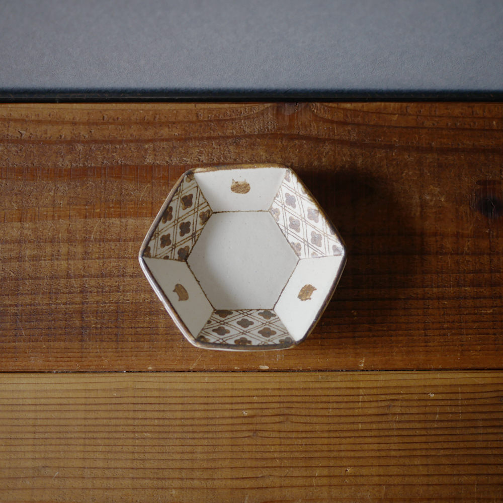 ひつじのてしごと 前田祥子/六角皿mini(茶)