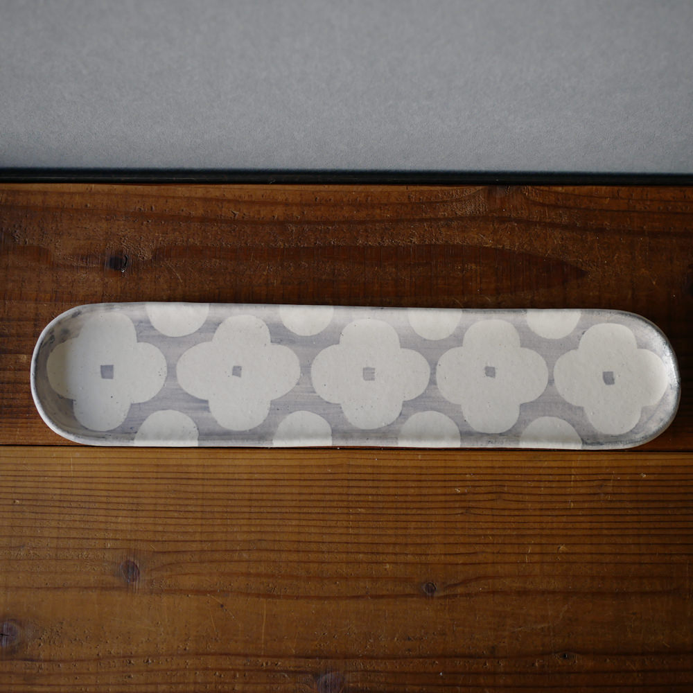 ひつじのてしごと 前田祥子/細長楕円皿(グレー)花